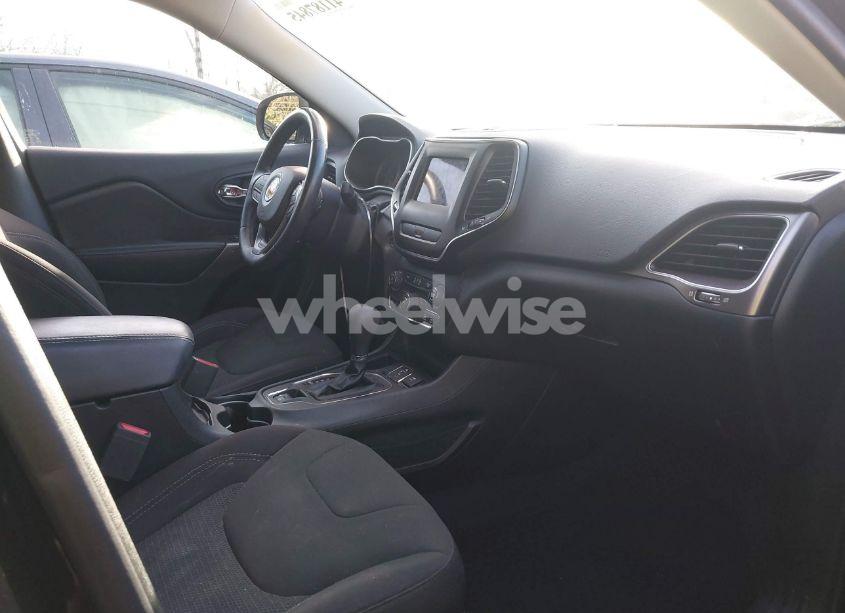 Photo 5 of 2019 Jeep Cherokee LATITUDE FWD (VIN 1C4PJLCBXKD160151)