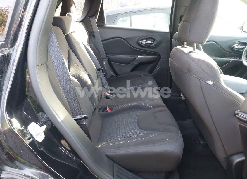 Photo 8 of 2019 Jeep Cherokee LATITUDE FWD (VIN 1C4PJLCBXKD160151)