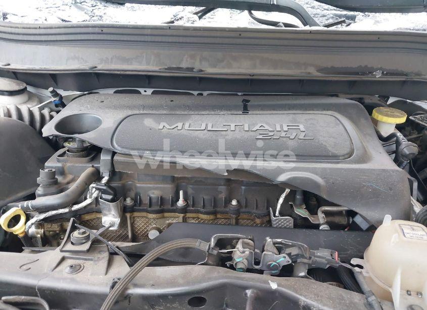 Photo 10 of 2019 Jeep Cherokee LATITUDE FWD (VIN 1C4PJLCBXKD286428)