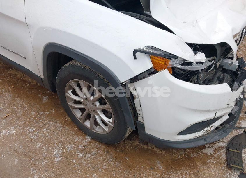 Photo 18 of 2019 Jeep Cherokee LATITUDE FWD (VIN 1C4PJLCBXKD286428)