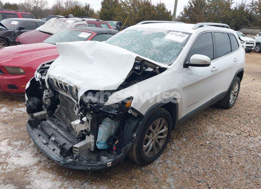 Photo 2 of 2019 Jeep Cherokee LATITUDE FWD (VIN 1C4PJLCBXKD286428)