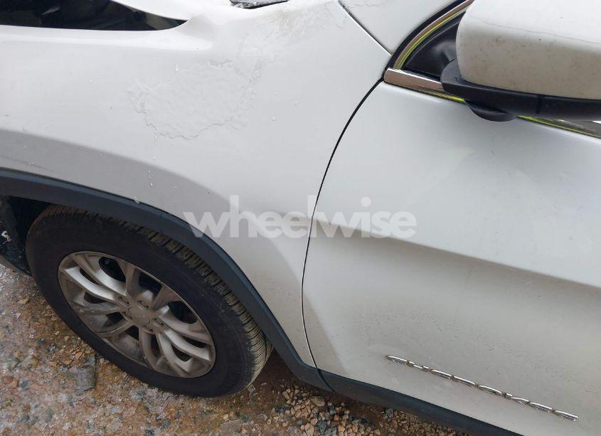 Photo 20 of 2019 Jeep Cherokee LATITUDE FWD (VIN 1C4PJLCBXKD286428)