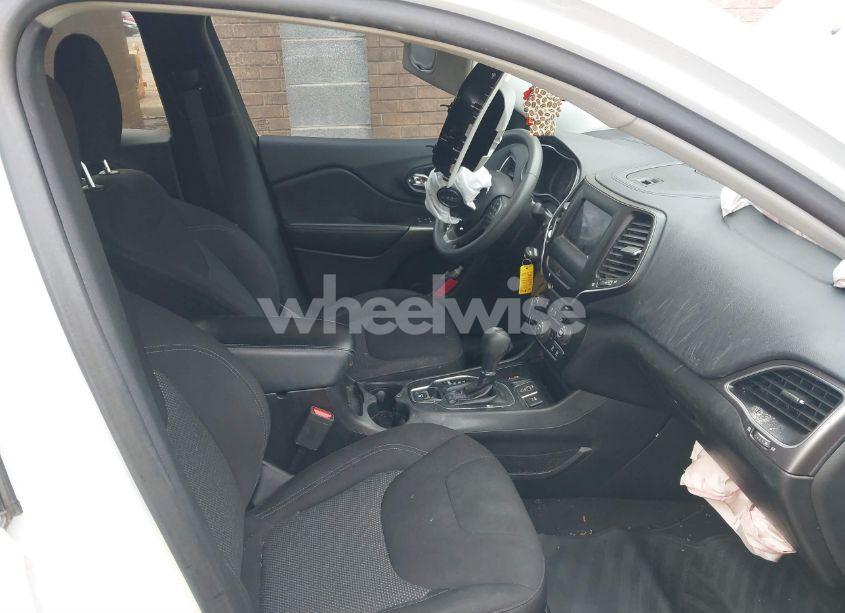 Photo 5 of 2019 Jeep Cherokee LATITUDE FWD (VIN 1C4PJLCBXKD286428)