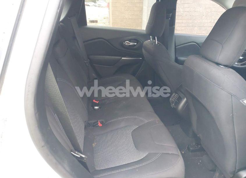 Photo 8 of 2019 Jeep Cherokee LATITUDE FWD (VIN 1C4PJLCBXKD286428)