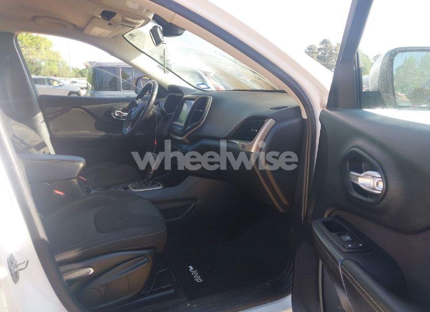 Photo 5 of 2016 Jeep Cherokee LATITUDE (VIN 1C4PJLCS1GW320140)