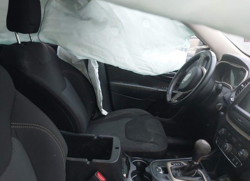 Photo 5 of 2016 Jeep Cherokee LATITUDE (VIN 1C4PJLCS1GW363666)