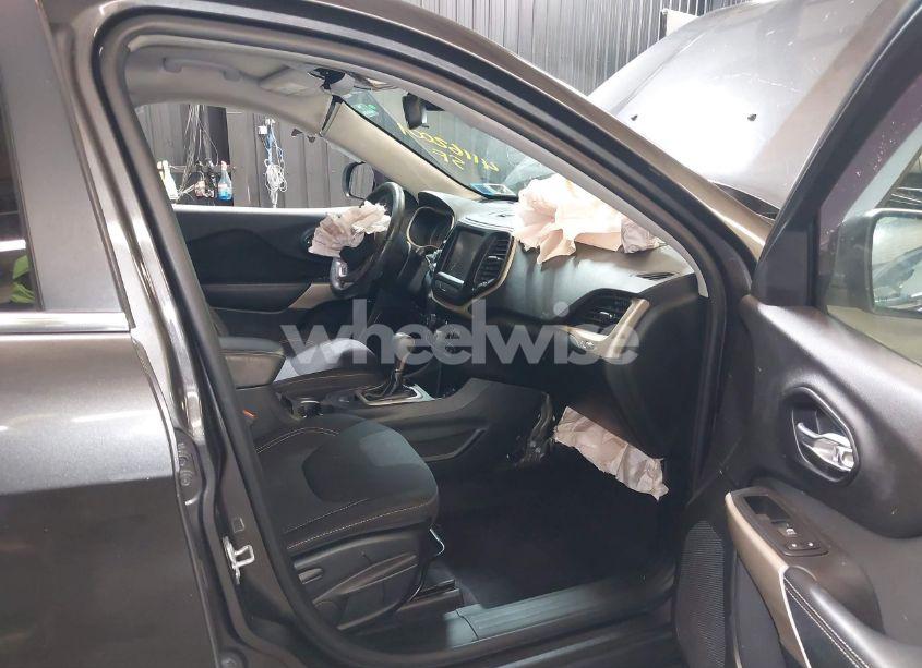 Photo 5 of 2017 Jeep Cherokee LATITUDE FWD (VIN 1C4PJLCS1HW592799)