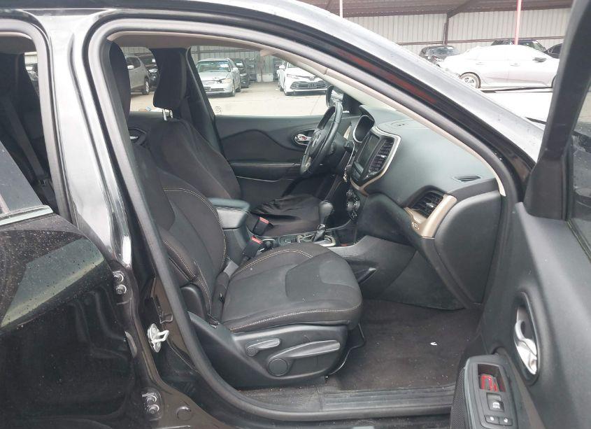 Photo 5 of 2016 Jeep Cherokee LATITUDE (VIN 1C4PJLCS2GW177862)