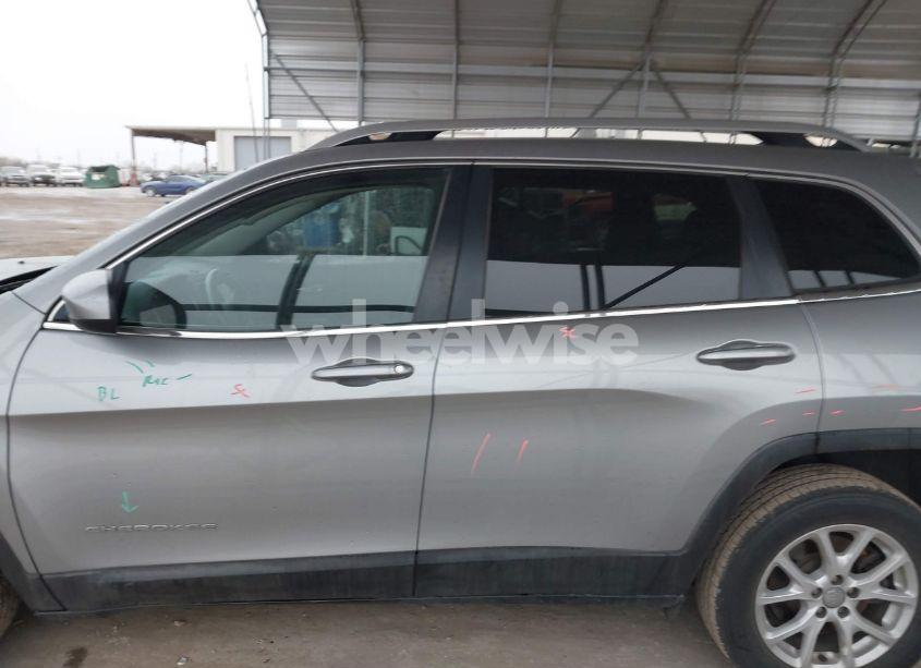 Photo 15 of 2017 Jeep Cherokee LATITUDE FWD (VIN 1C4PJLCS2HW596098)