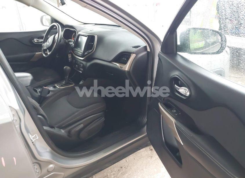 Photo 5 of 2017 Jeep Cherokee LATITUDE FWD (VIN 1C4PJLCS2HW596098)