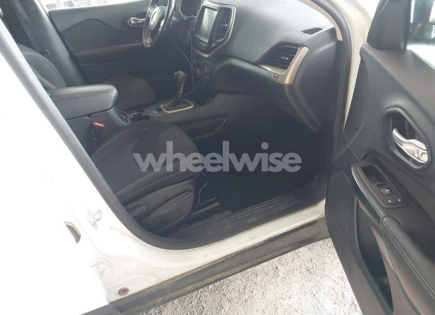 Photo 5 of 2015 Jeep Cherokee LATITUDE (VIN 1C4PJLCS3FW536361)