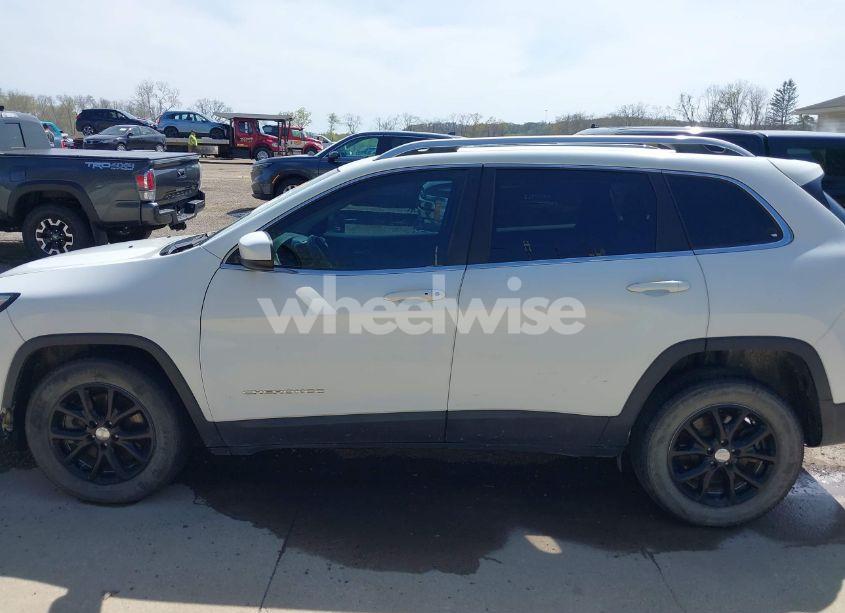 Photo 15 of 2015 Jeep Cherokee LATITUDE (VIN 1C4PJLCS3FW670254)
