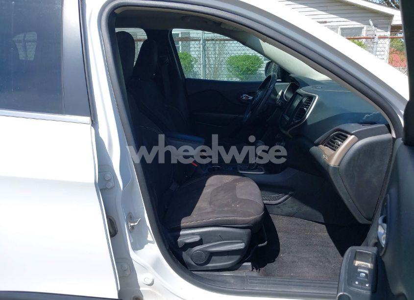 Photo 5 of 2015 Jeep Cherokee LATITUDE (VIN 1C4PJLCS3FW670254)