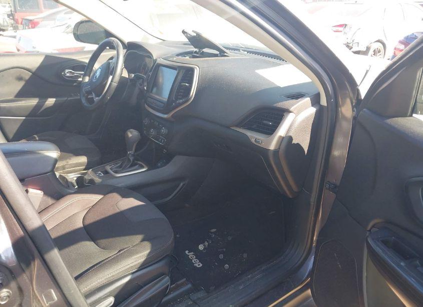 Photo 5 of 2017 Jeep Cherokee LATITUDE FWD (VIN 1C4PJLCS3HW514783)