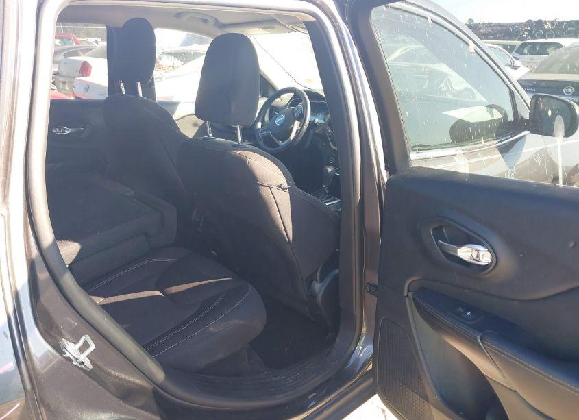 Photo 8 of 2017 Jeep Cherokee LATITUDE FWD (VIN 1C4PJLCS3HW514783)