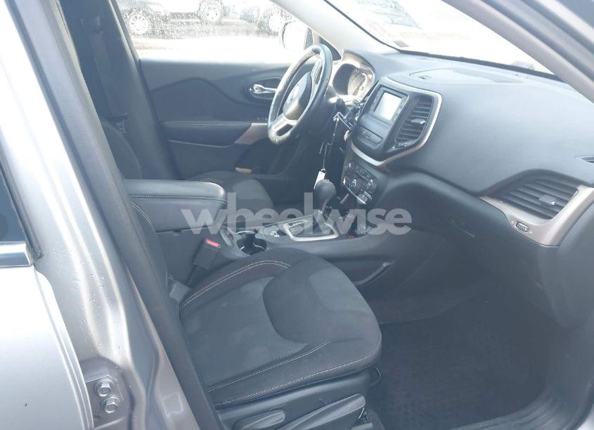 Photo 5 of 2017 Jeep Cherokee LATITUDE FWD (VIN 1C4PJLCS3HW613636)