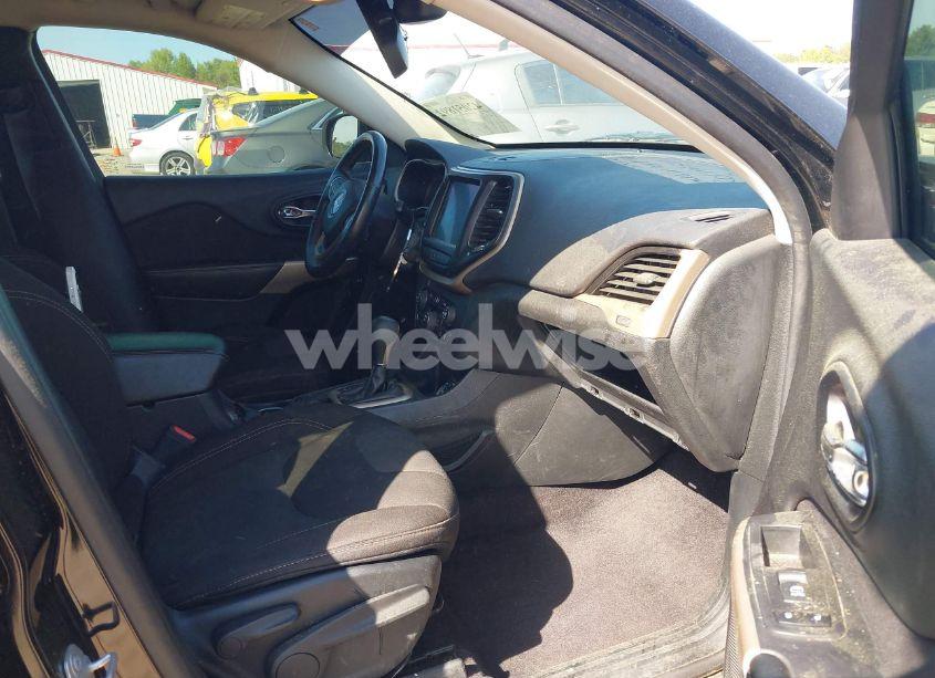 Photo 5 of 2017 Jeep Cherokee LATITUDE FWD (VIN 1C4PJLCS3HW669639)