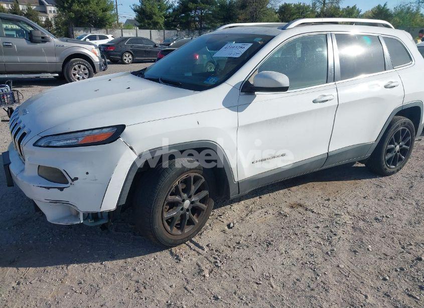 Photo 2 of 2015 Jeep Cherokee LATITUDE (VIN 1C4PJLCS6FW689607)