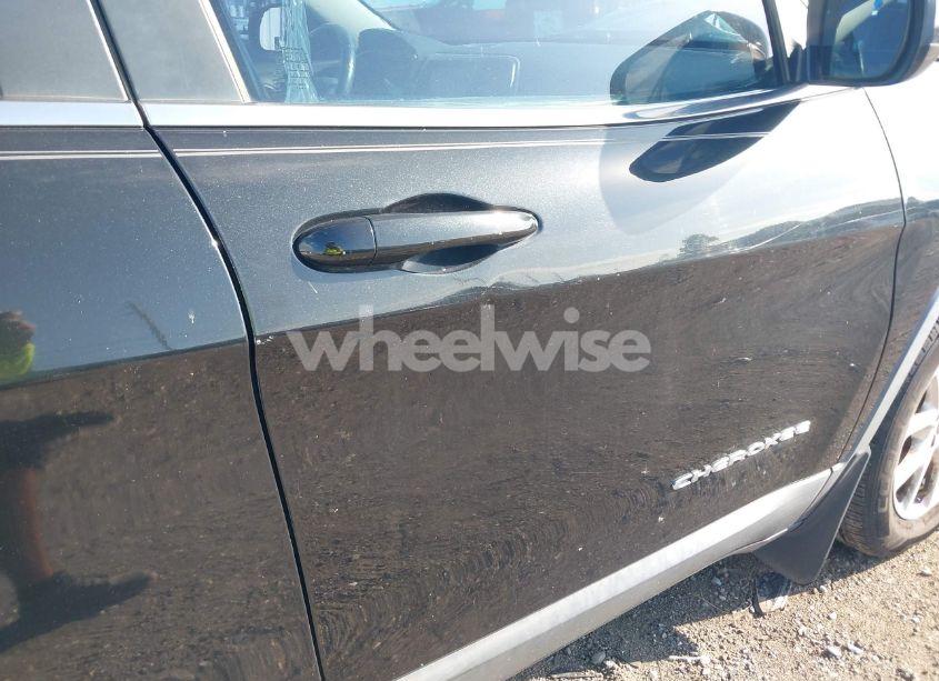 Photo 6 of 2015 Jeep Cherokee LATITUDE (VIN 1C4PJLCS8FW572661)