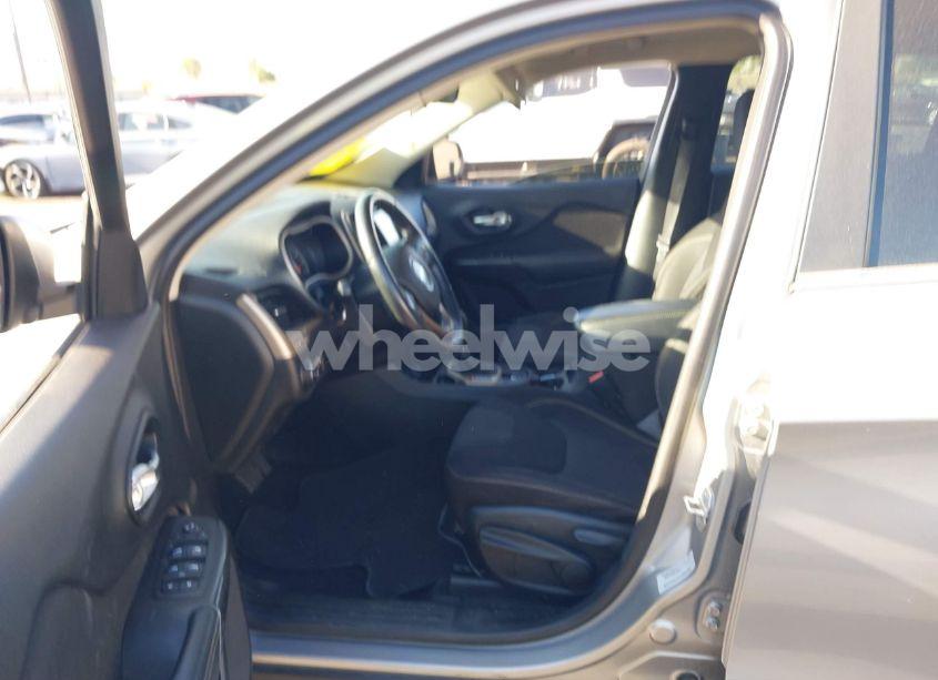 Photo 5 of 2015 Jeep Cherokee LATITUDE (VIN 1C4PJLCS9FW507382)