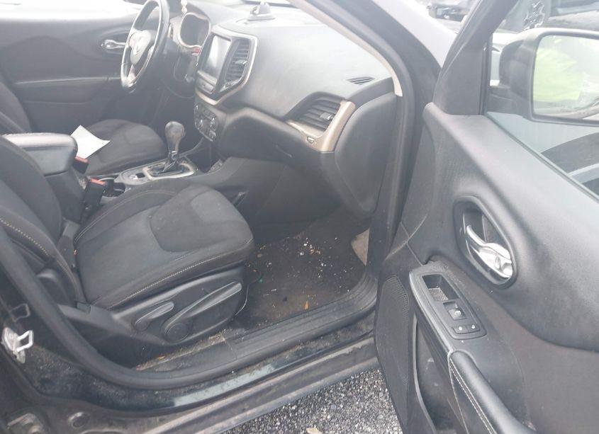 Photo 5 of 2016 Jeep Cherokee ALTITUDE (VIN 1C4PJLCS9GW136418)