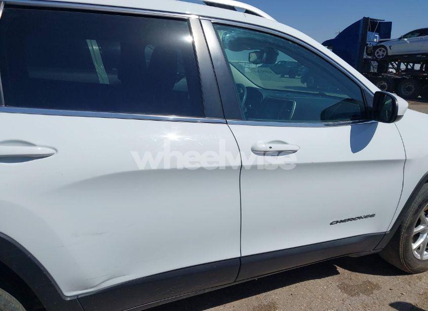 Photo 13 of 2015 Jeep Cherokee LATITUDE (VIN 1C4PJLCSXFW580566)