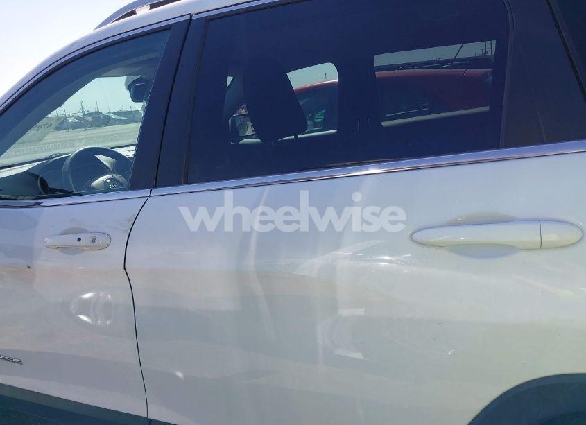 Photo 14 of 2015 Jeep Cherokee LATITUDE (VIN 1C4PJLCSXFW580566)