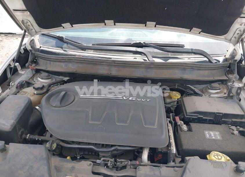 Photo 10 of 2015 Jeep Cherokee LATITUDE (VIN 1C4PJLCSXFW616529)