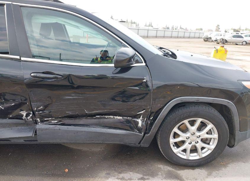 Photo 17 of 2015 Jeep Cherokee LATITUDE (VIN 1C4PJLCSXFW712192)