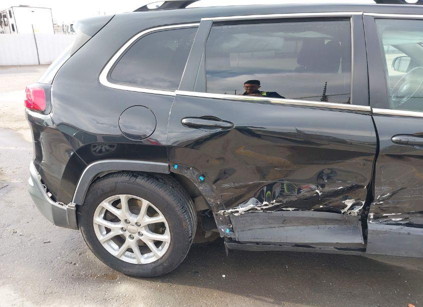 Photo 18 of 2015 Jeep Cherokee LATITUDE (VIN 1C4PJLCSXFW712192)