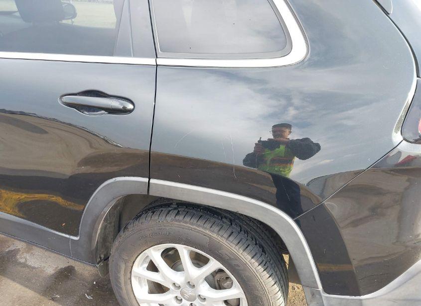 Photo 20 of 2015 Jeep Cherokee LATITUDE (VIN 1C4PJLCSXFW712192)