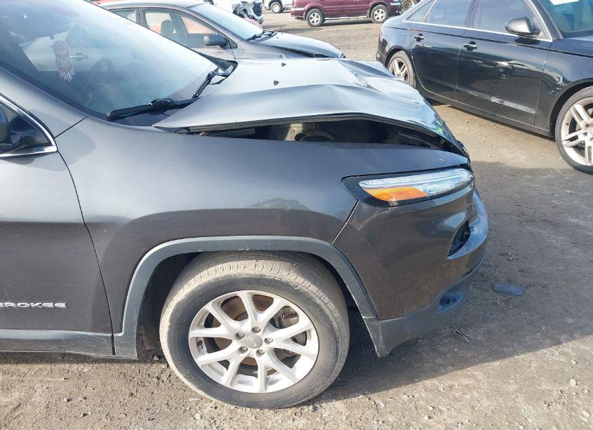 Photo 18 of 2015 Jeep Cherokee LATITUDE (VIN 1C4PJLCSXFW781416)