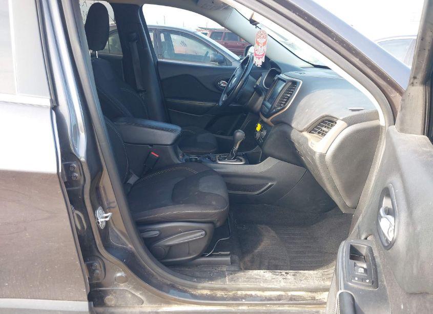 Photo 5 of 2015 Jeep Cherokee LATITUDE (VIN 1C4PJLCSXFW781416)