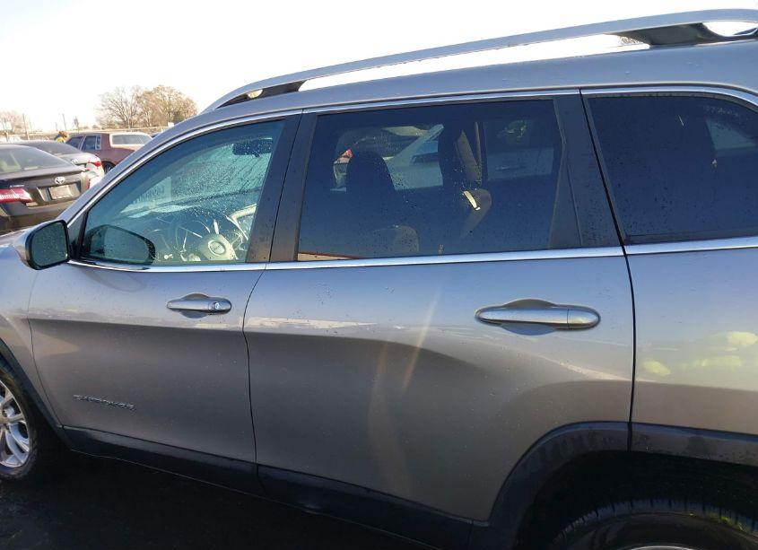 Photo 15 of 2019 Jeep Cherokee LATITUDE (VIN 1C4PJLCX0KD120205)