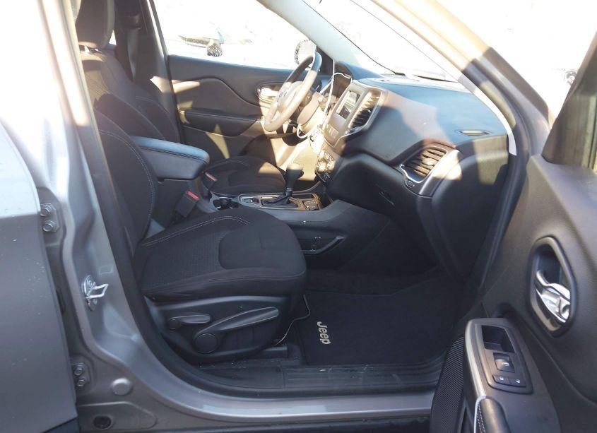 Photo 5 of 2019 Jeep Cherokee LATITUDE (VIN 1C4PJLCX0KD120205)