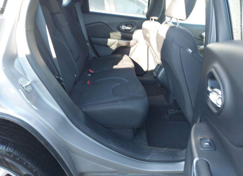 Photo 8 of 2019 Jeep Cherokee LATITUDE (VIN 1C4PJLCX0KD120205)