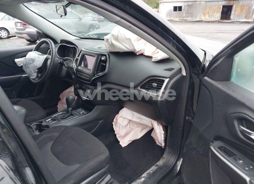 Photo 5 of 2019 Jeep Cherokee LATITUDE FWD (VIN 1C4PJLCX1KD171163)