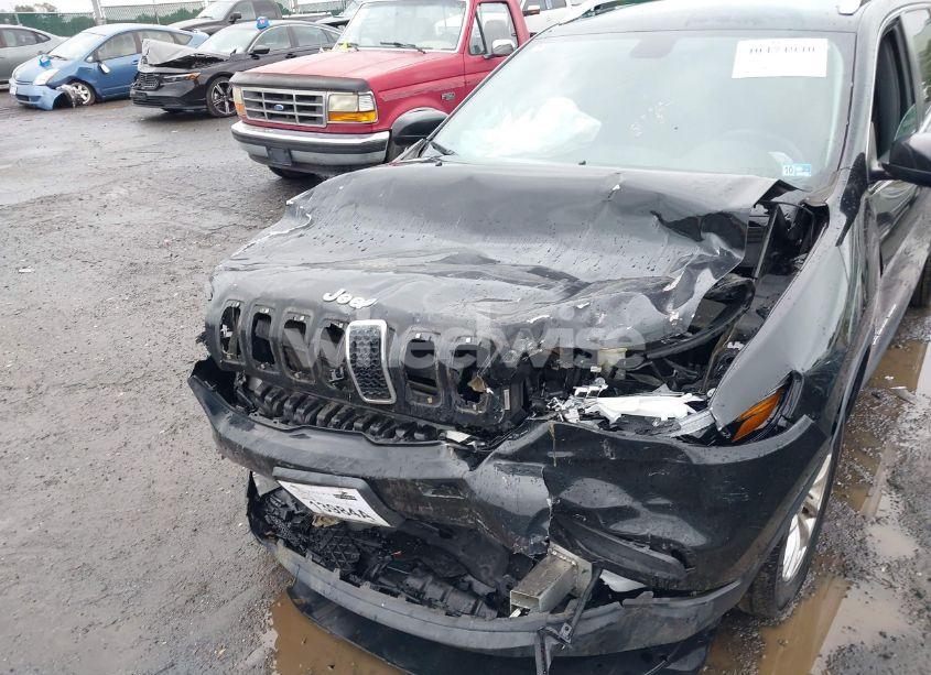 Photo 6 of 2019 Jeep Cherokee LATITUDE FWD (VIN 1C4PJLCX1KD171163)