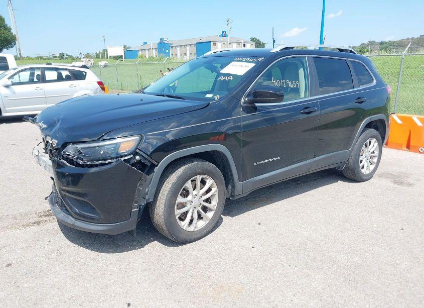 Photo 2 of 2019 Jeep Cherokee LATITUDE FWD (VIN 1C4PJLCX2KD307705)