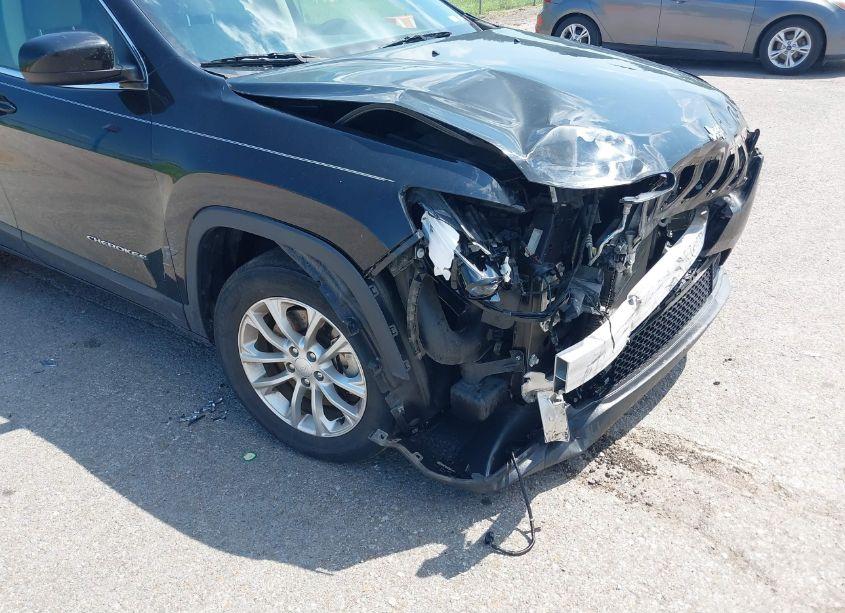 Photo 6 of 2019 Jeep Cherokee LATITUDE FWD (VIN 1C4PJLCX2KD307705)