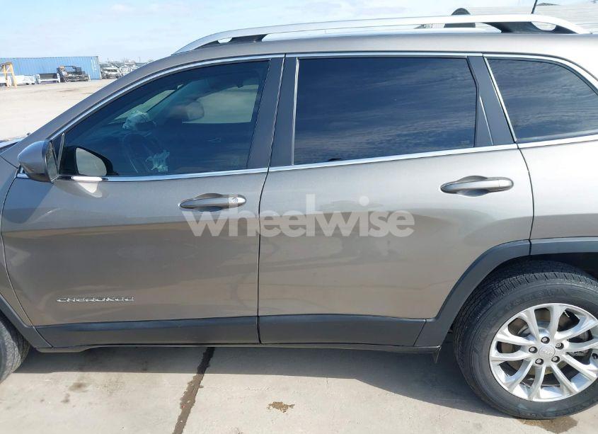 Photo 14 of 2019 Jeep Cherokee LATITUDE (VIN 1C4PJLCX2KD318901)