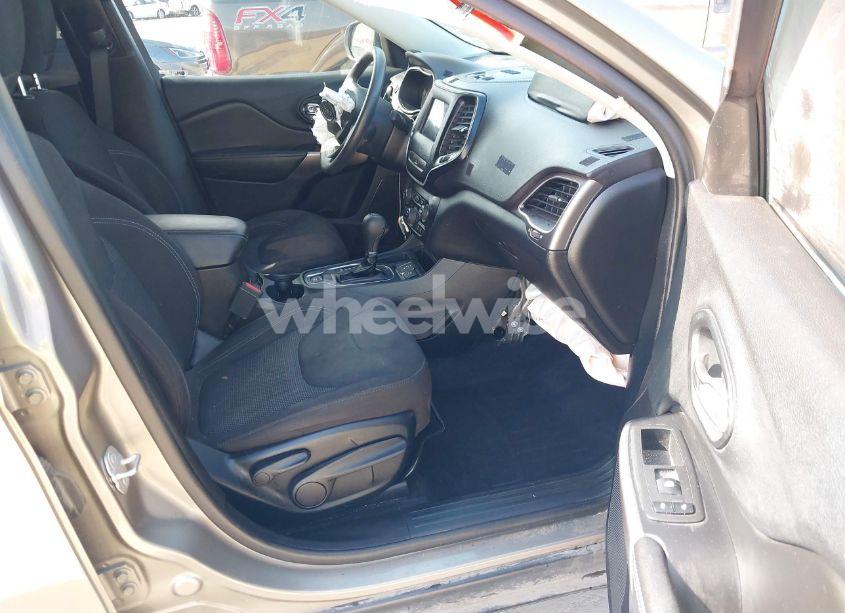 Photo 5 of 2019 Jeep Cherokee LATITUDE (VIN 1C4PJLCX2KD318901)