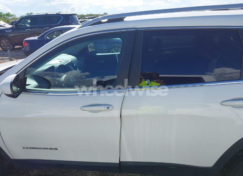 Photo 14 of 2019 Jeep Cherokee LATITUDE FWD (VIN 1C4PJLCX3KD242282)