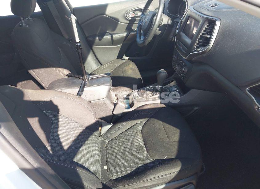 Photo 5 of 2019 Jeep Cherokee LATITUDE FWD (VIN 1C4PJLCX3KD242282)