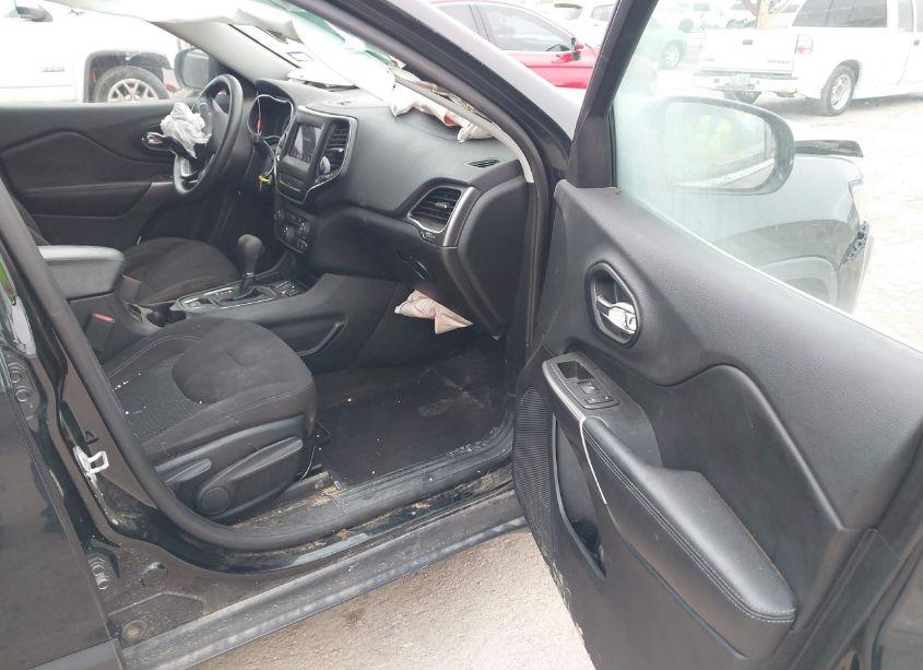 Photo 5 of 2019 Jeep Cherokee LATITUDE FWD (VIN 1C4PJLCX3KD340566)