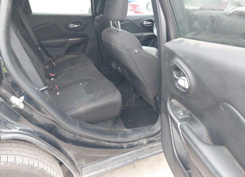 Photo 8 of 2019 Jeep Cherokee LATITUDE FWD (VIN 1C4PJLCX3KD340566)