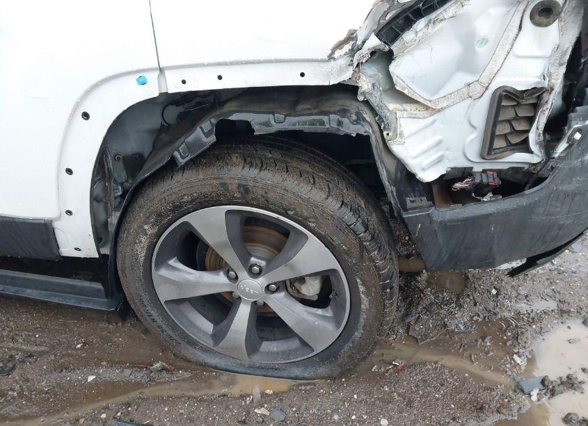 Photo 12 of 2019 Jeep Cherokee LIMITED FWD (VIN 1C4PJLDBXKD387127)