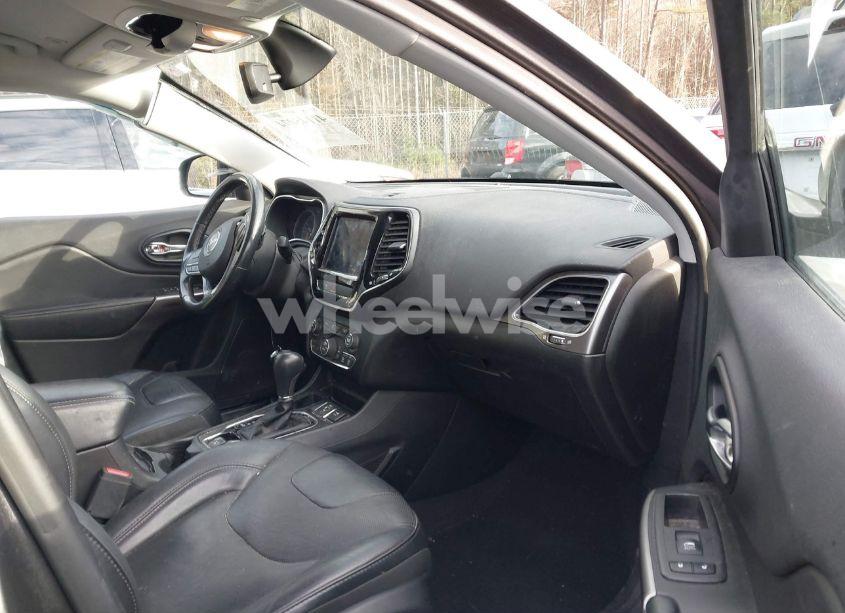 Photo 5 of 2019 Jeep Cherokee LIMITED FWD (VIN 1C4PJLDBXKD402970)