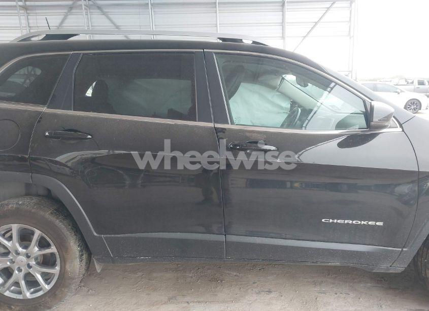 Photo 14 of 2018 Jeep Cherokee LATITUDE PLUS FWD (VIN 1C4PJLLB0JD615569)