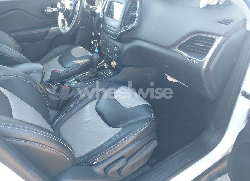 Photo 5 of 2019 Jeep Cherokee LATITUDE PLUS FWD (VIN 1C4PJLLB0KD151426)